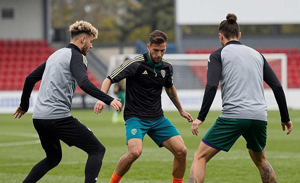 Va chạm Ajax–PSV: Khi cơn cuồng nộ của truyền thông nuốt chửng cả lẽ phải trọng tài