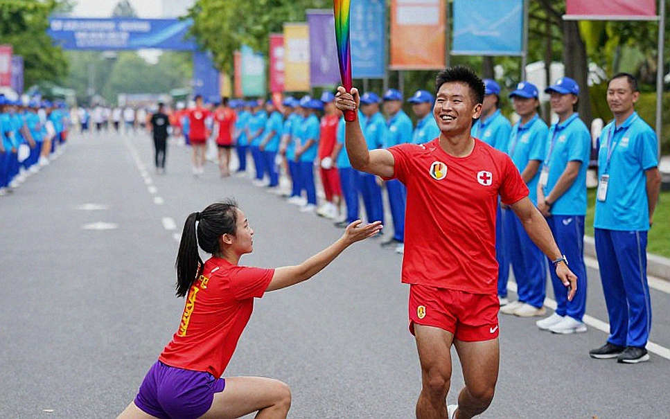 Chiếc áo hai sao của Tây Ban Nha và hợp đồng Adidas chưa được định giá lại Chiếc áo hai sao của Tây Ban Nha và hợp đồng Adidas chưa được định giá lại