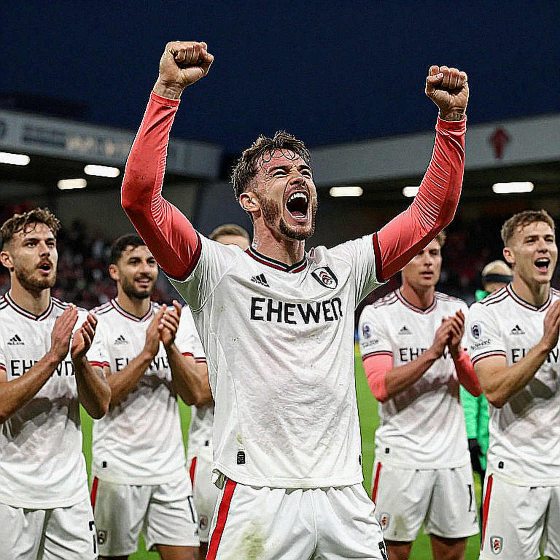 Manchester United và sáu ứng viên: khi "gã khổng lồ ngủ quên" tự hạ chuẩn so sánh của mình Manchester United và sáu ứng viên: khi "gã khổng lồ ngủ quên" tự hạ chuẩn so sánh của mình