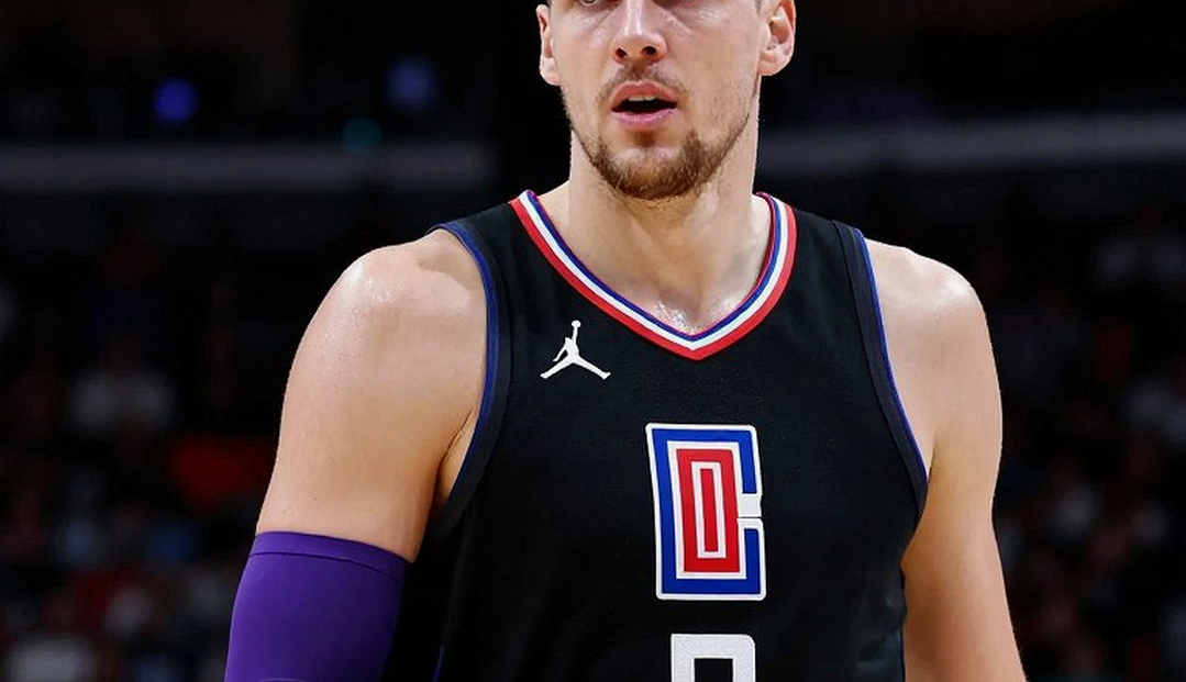 Walter Clayton Jr. và hợp đồng hai chiều ở Dallas: tấm vé rẻ cho bài toán dẫn bóng sau lưng Kyrie Irving Walter Clayton Jr. và hợp đồng hai chiều ở Dallas: tấm vé rẻ cho bài toán dẫn bóng sau lưng Kyrie Irving