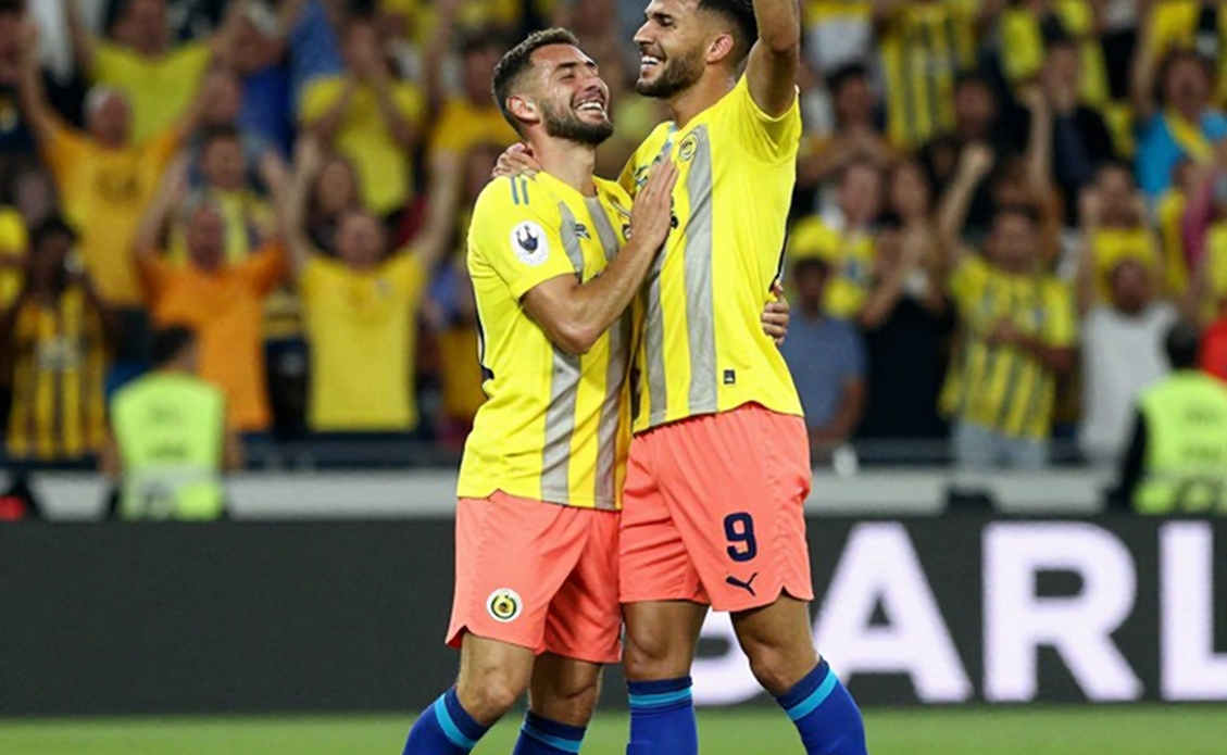 Một đường chuyền đầu ngược ở El Volcán: Tigres gục trước León và khán đài quay lưng Một đường chuyền đầu ngược ở El Volcán: Tigres gục trước León và khán đài quay lưng