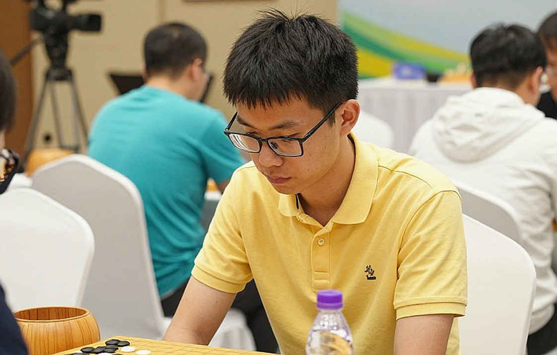 Sáu mươi phút cho một canh bạc tốt: Andrew Martin và Elephant Gambit trên ChessBase'26
